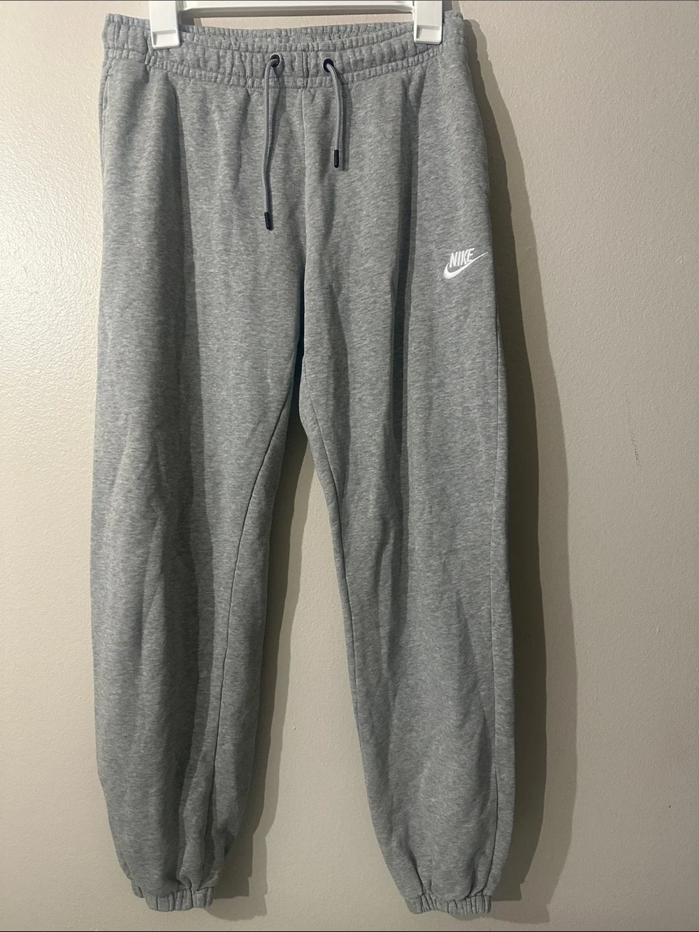 NIKE WOMEN'S S - SPORTSWEAR ESSENTIAL FLEECE SWEATPANTS - GRAY BV4091 063
